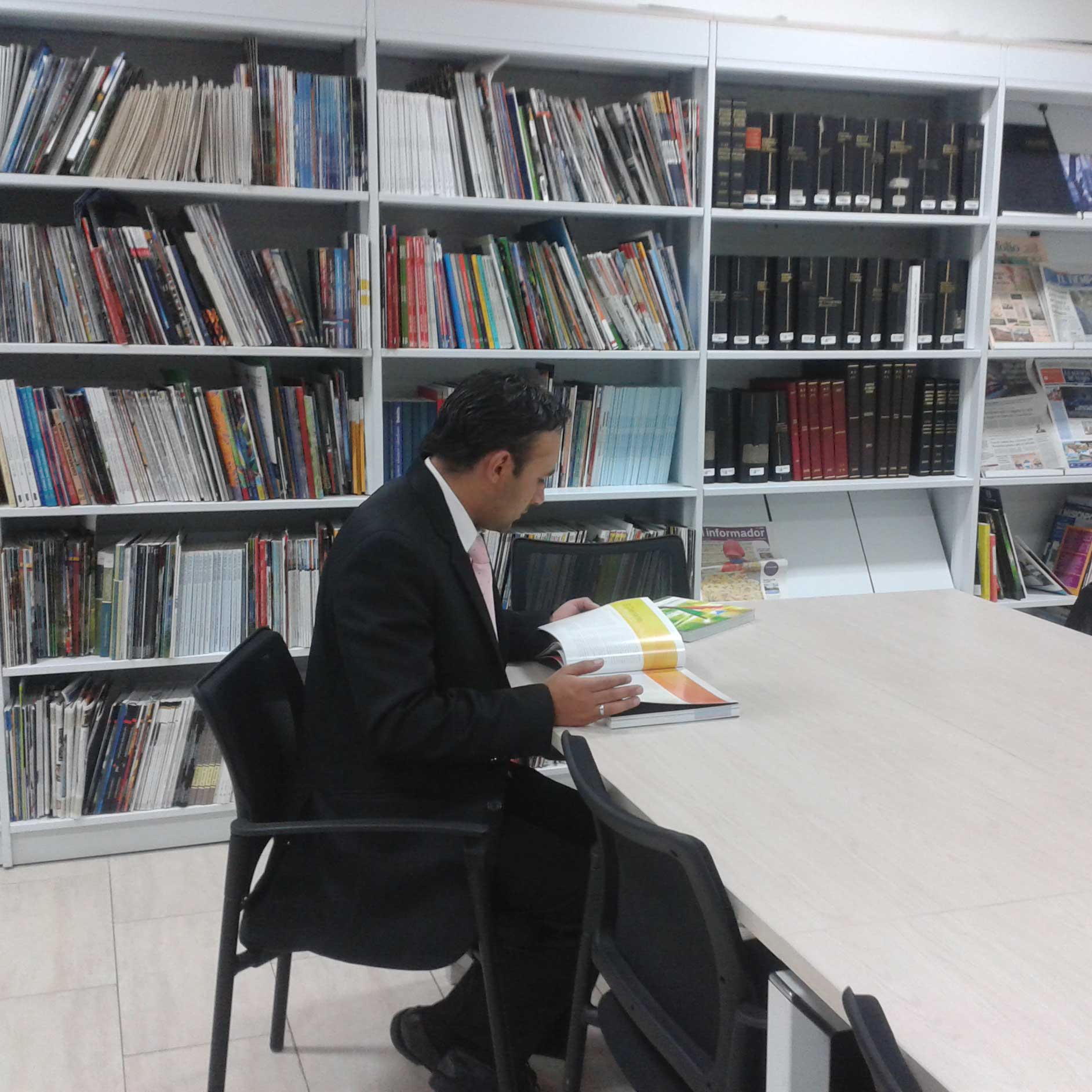 Ciudadano consultando publicaciones