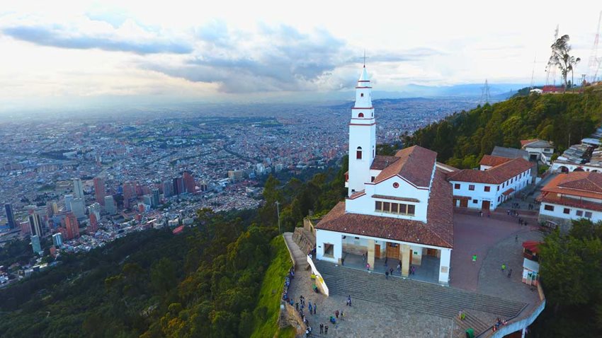 Vista panorámica, desde un drone, sobre Monserrate y al fondo Bogotá.
