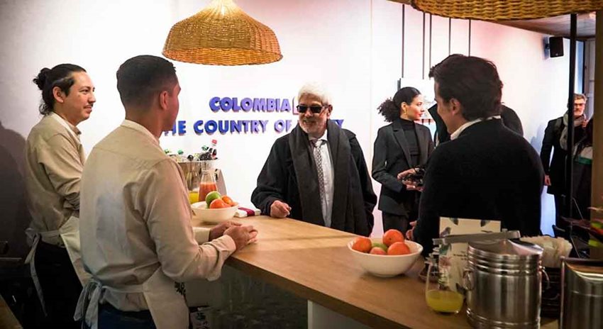 Ministro Umaña hablando con ejecutivos y personal de trabajo en un evento.