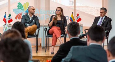 Dos hombres y una mujer, sentados, hablando al público con micrófonos. - Las mipymes y cooperativas productivas de la Alianza del Pacífico caminan hacia la internacionalización