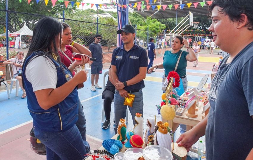 Descripción: Feria en región con compradores de productos