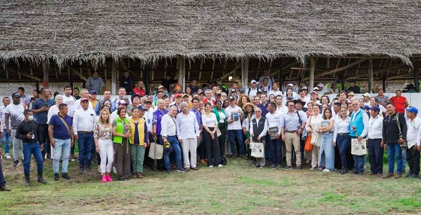 Grupo de personas representantes del Gobierno nacional y habitantes de Guainía posando para la foto.