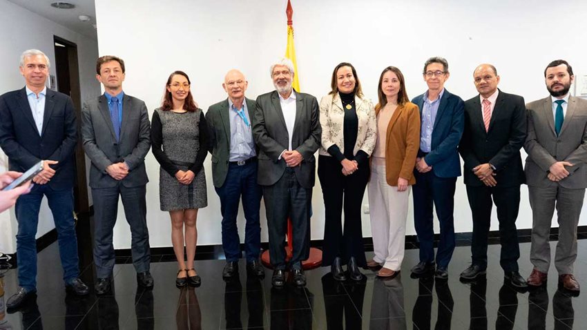 Funcionarios de los Ministerios de Comercio, Industria y Turismo, y Salud, junto a sus respectivos Ministros.