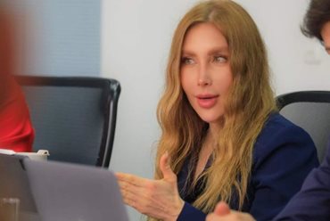 Ministra Diana Morales hablando en medio de una reunión. - Por un año más, en Colombia seguirán vigentes los reglamentos técnicos de Estados Unidos para los carros y motos