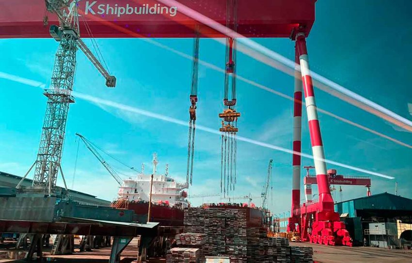 Varias máquinas en un astillero.