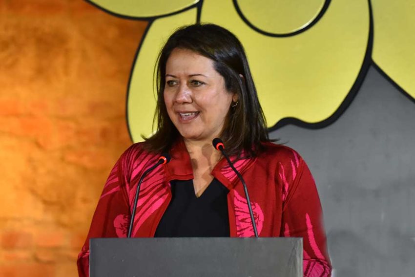 Ministra de Comercio, Industria y Turismo, Ximena Lombana, en medio de una intervención en un evento.