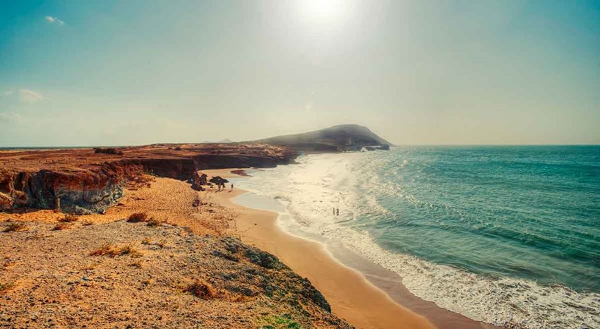 Foto panorámica de desierto, montañas y mar.