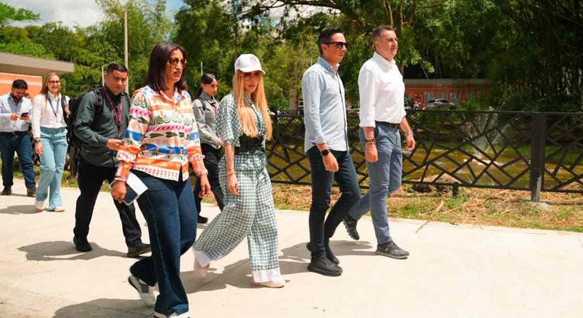 Ministra Diana Morales caminando, juntos a otras personas, por Ecoparque El Vergel.