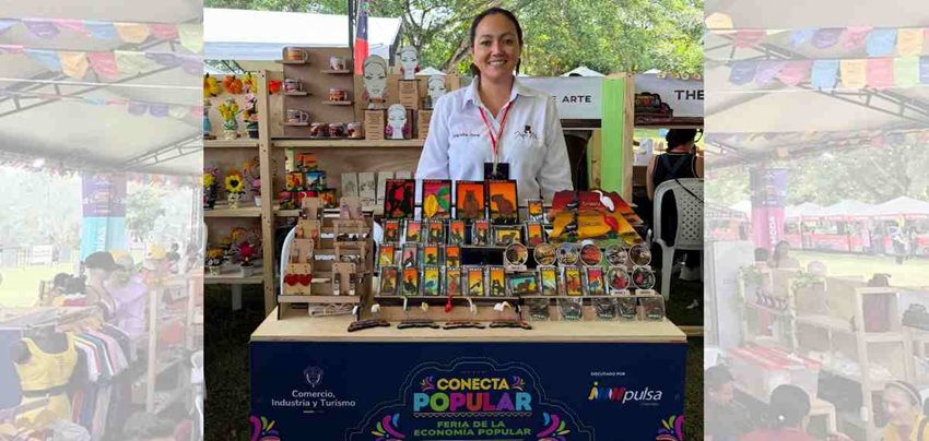 Mujer vendiendo productos en el estand, en medio de la feria.