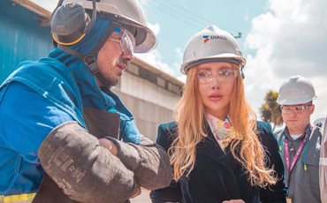 Ministra Diana Morales, con elementos de seguridad, hablando con industriales de acero. - El Gobierno del Progreso adopta medida de defensa comercial para corregir distorsiones en el mercado del acero y proteger la industria nacional