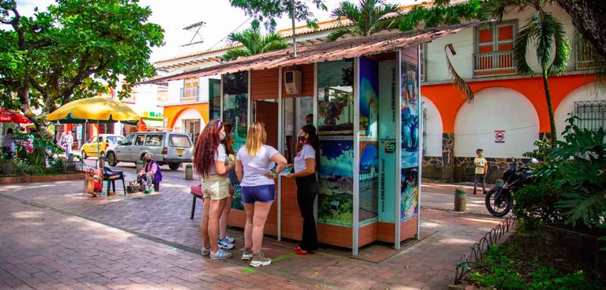Tres mujeres en una caseta soliticando información sobre turismo.