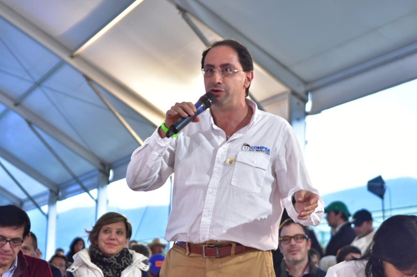 MInistro en taller construyendo país