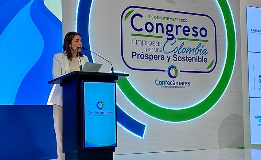 La viceministra María Fernanda Valdés dando su discurso durante el Congreso de Confecámaras 2022.