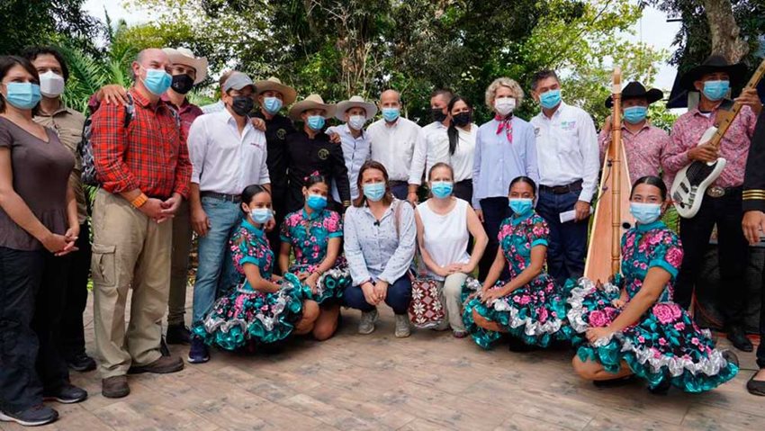 Funcionarios del Mincomercio y del sector turismo, junto a ciudadanos vestidos con traje típico del Guaviare.