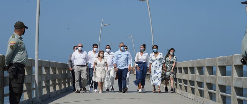 El presidente Iván Duque, junto a funcionarios del Gobierno haciendo entrega del Muelle de Puerto Colombia.