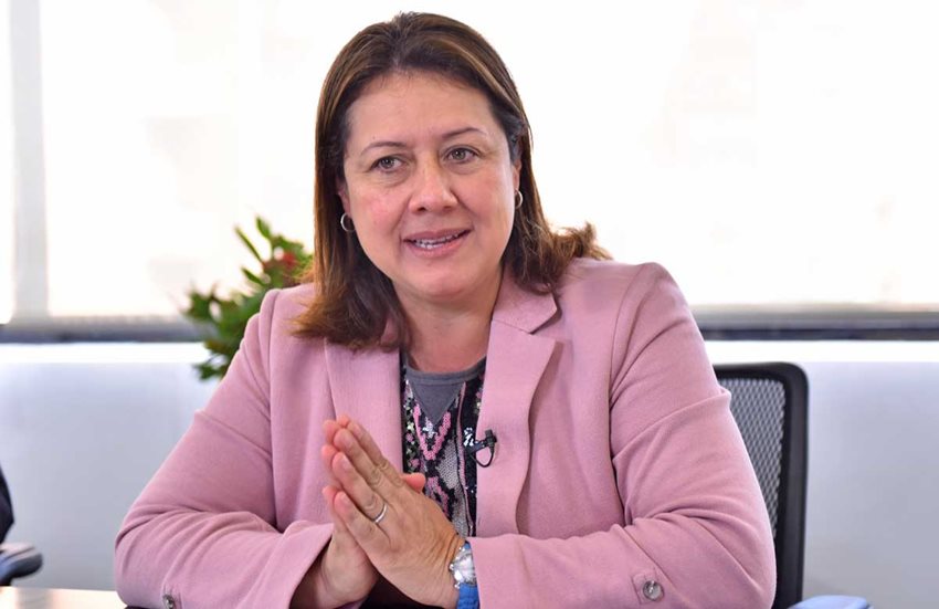 Ministra de Comercio, Industria y Turismo, Ximena Lombana, con traje rosada dando una entrevista.