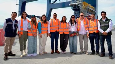 Hombres y mujeres, de pie y con chalecos de seguridad, posando para la foto en medio de calle de un puerto. - Puerto Antioquia es un motor de competitividad para Colombia, destacó la ministra Diana Morales