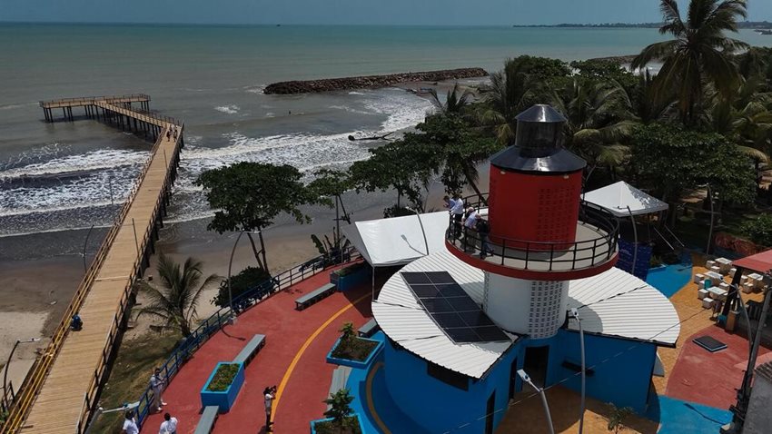Foto panorámica, de día, del Mirador Turístico de Arboletes, con muelle y vista al mar.
