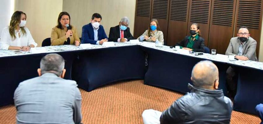 Ministra Lombana y representantes de los gremios de turismo durante la presentación de las cifras del sector.