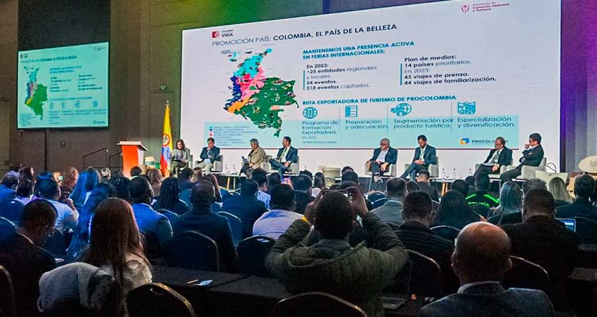 Personas en un escenario hablándole a todo el auditorio.