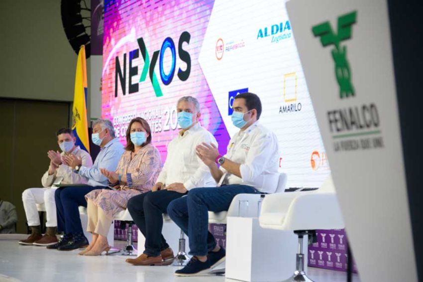 Funcionarios del Gobierno y de Fenalco durante la firma del compromiso de bioseguridad para los días sin IVA.
