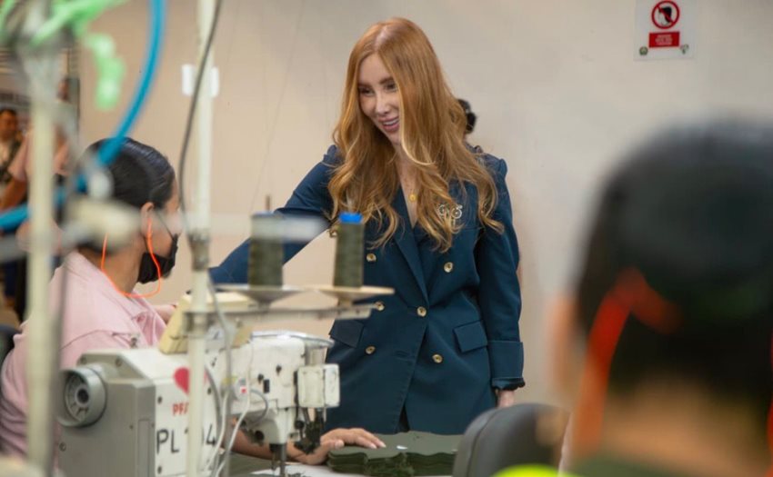 Descripción: Ministra Diana Morales con en talleres de confección 