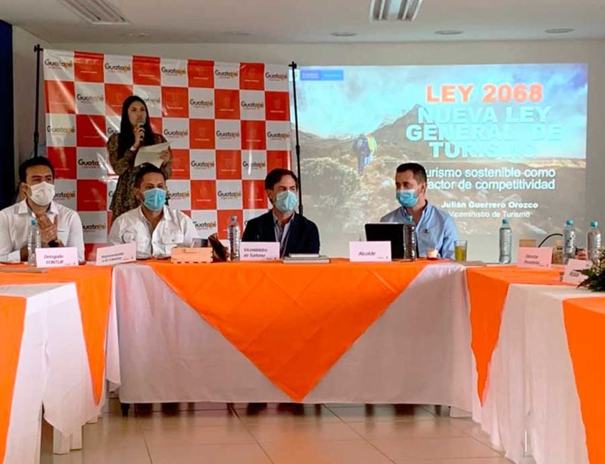 Viceministro de Turismo en su recorrido por Antioquia para exponer beneficios de la Ley General de Turismo.