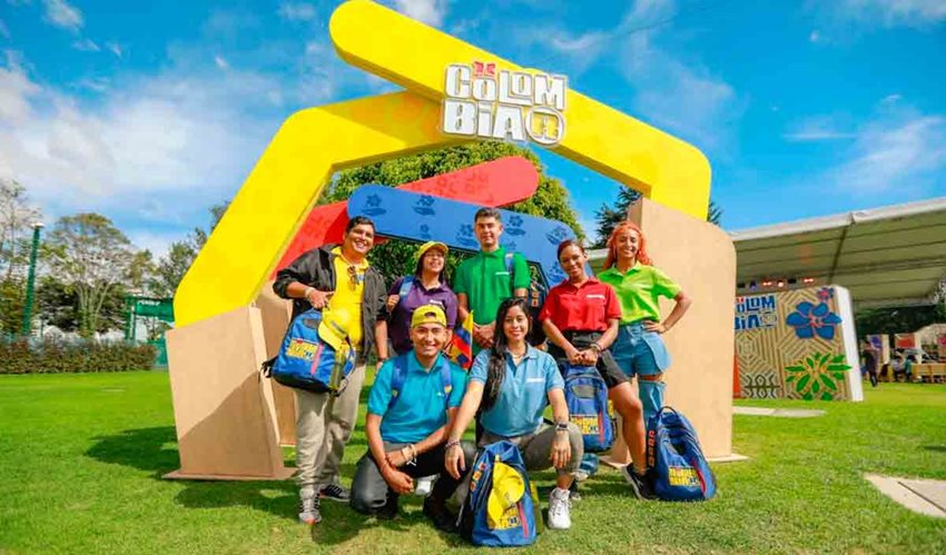 Descripción de la imagen: Tres hombres y cuatro mujeres posando para la foto, con camisas de colores.