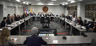 Hombres y mujeres reunidos alrededor de una mesa cuadrada durante Alianza del Pacífico. - Gobierno de Abelardo De La Espriella reafirma compromiso de Colombia con la integración regional y consolidación de Alianza del Pacífico