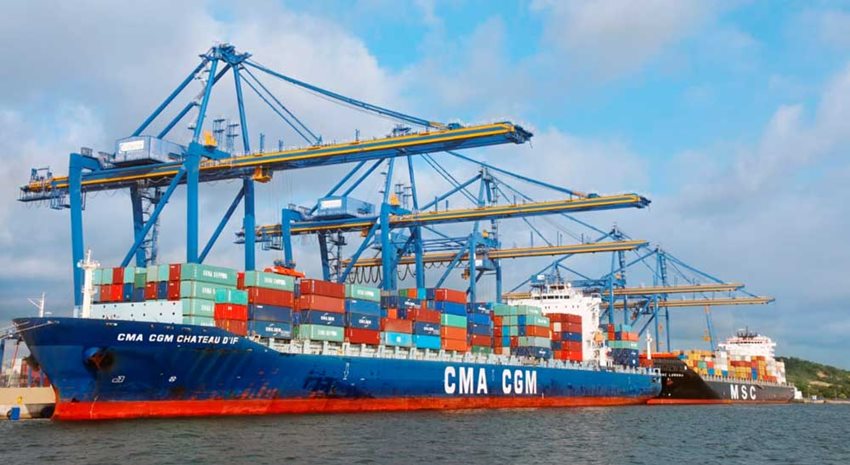 Buque transportando contenedores llenos de mercancías.