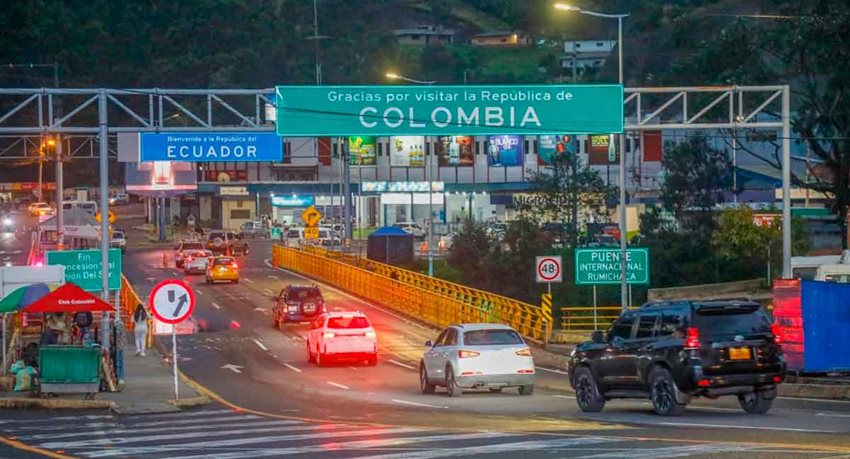 Imagen de vehículos pasando por el puente de Rumichaca, frontera entre Colombia y Ecuador.