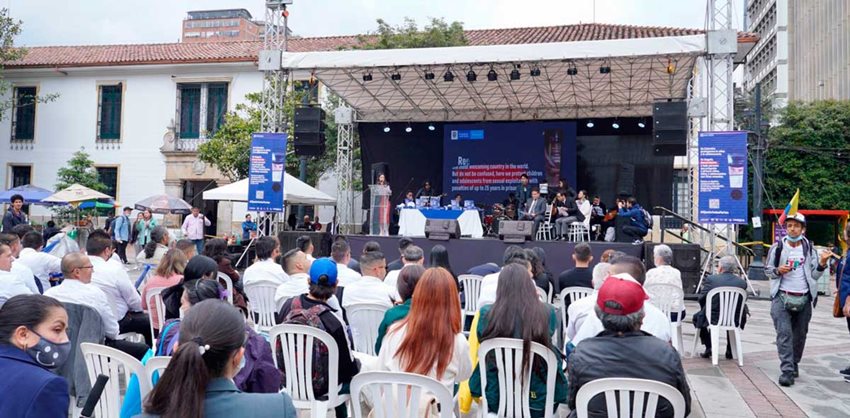 Personas sentadas asistiendo la presentación de la campaña de ESCNNA: Ojos en todas partes.