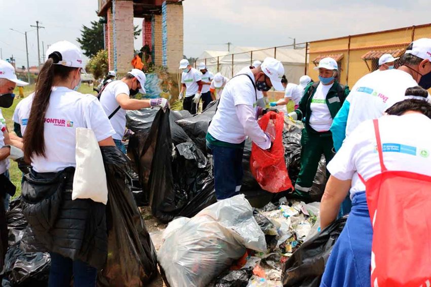 Personas recogiendo basuras durante la campaña Colombia Limpia.