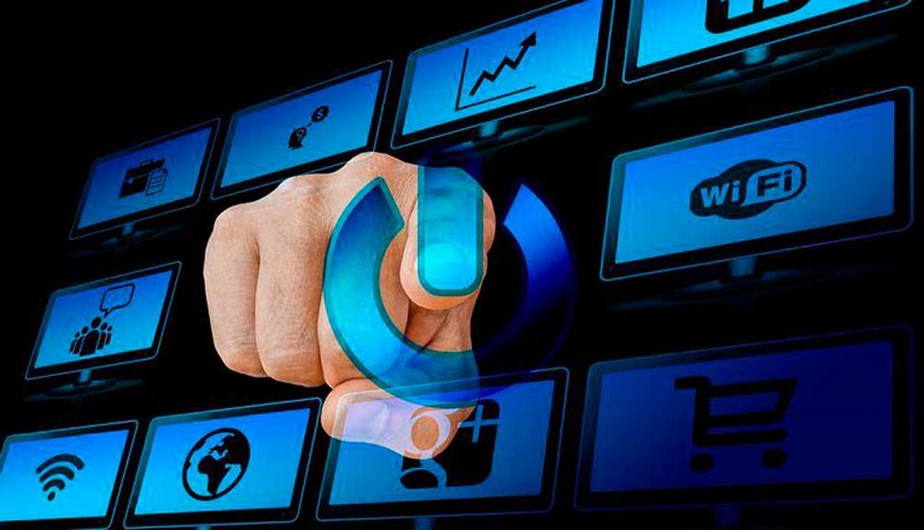 Mano señalando de frente un botón de encender/apagar, y detrás un fondo de íconos tecnológicos.