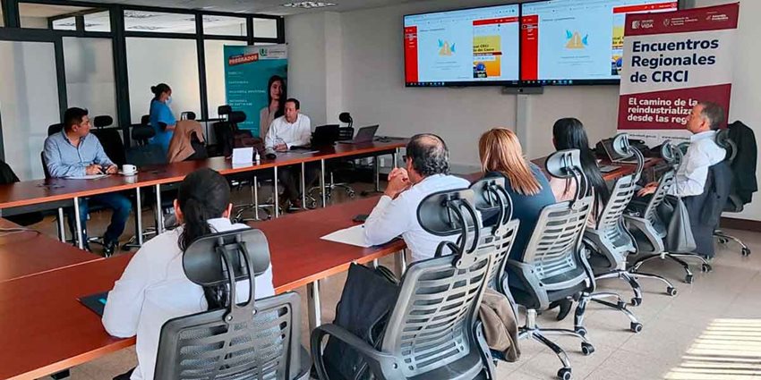 Personas reunidas alrededor de una mesa.