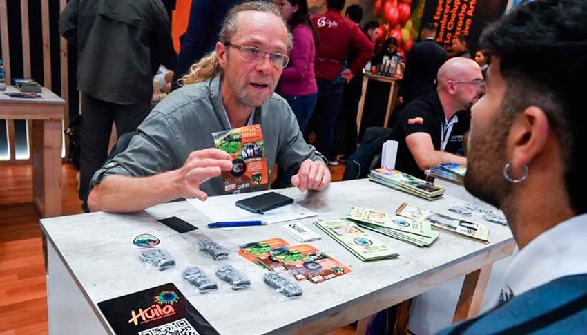 Dos hombres hablando en una mesa.