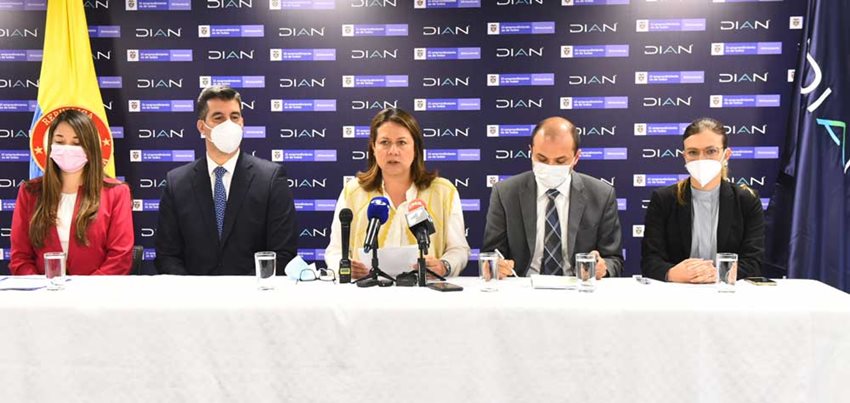 Intervención de la ministra Lombana durante rueda de prensa del día sin IVA, junto a MinTIC y la DIAN.