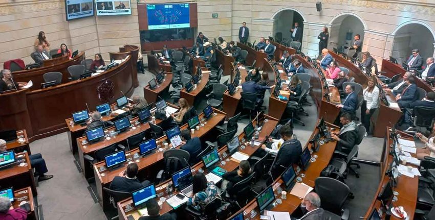 Salón del Congreso con personas sentadas prestando atención.