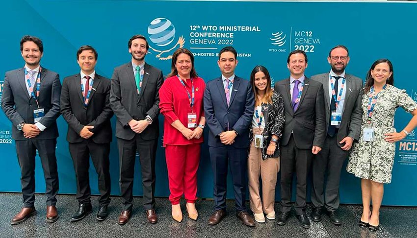 Ministra Lombana junto a funcionarios del Gobierno colombiano en la 12ª Conferencia Ministerial de la OMC.