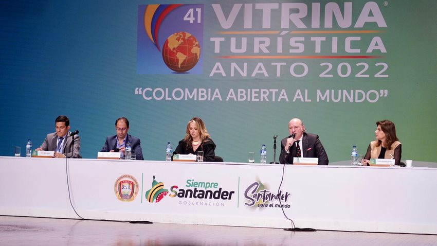 Viceministro Ricardo Galindo, junto a funcionarios del Gobierno y del sector, en el cierre en Anato 2022.