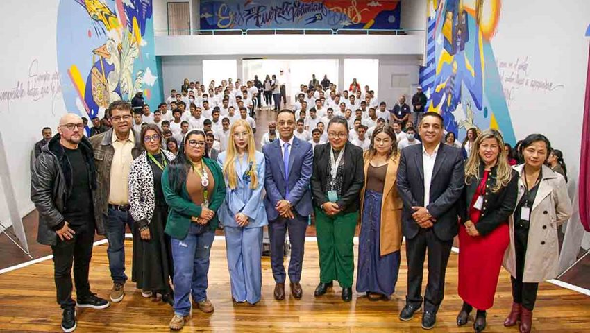 Descripción: Personas posando para la foto