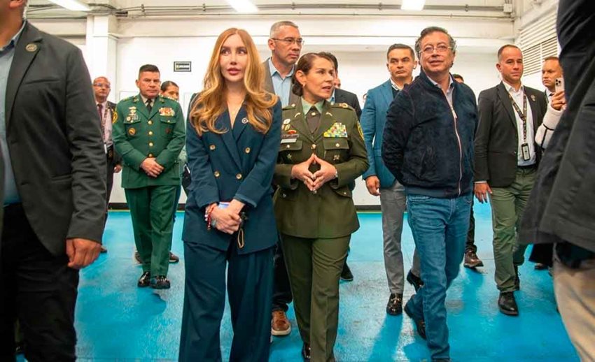 Ministra Diana Morales y presidente Gustavo Petro caminando junto a personas y oficiales de la Policía.