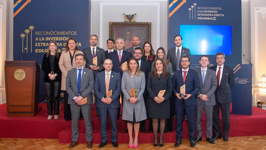 Empresarios ganadores de Reconocimientos a la Inversión Extranjera en Colombia, junto a la ministra Lombana.