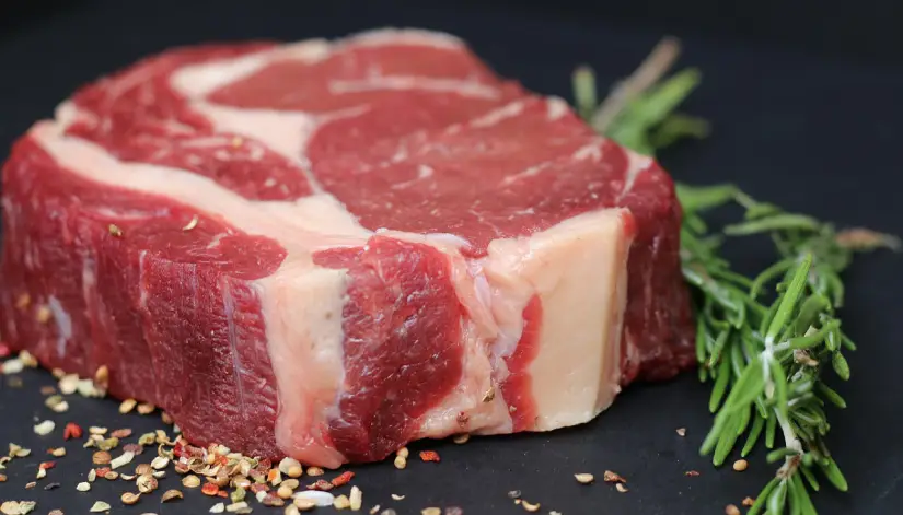 Imagen de carne cruda y una matica de romero al lado. - Colombia abre una nueva puerta en Asia: carnes bovina y porcina ya pueden llegar a Filipinas 