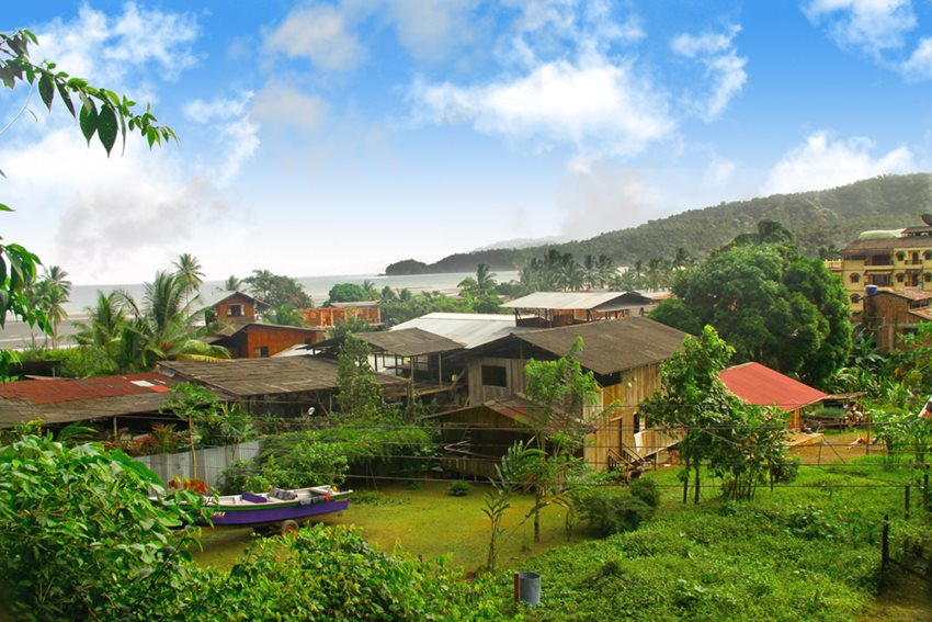 Bahía Solano está rodeado de lugares con mucha naturaleza, lo cual hace posible la práctica del ecoturismo.