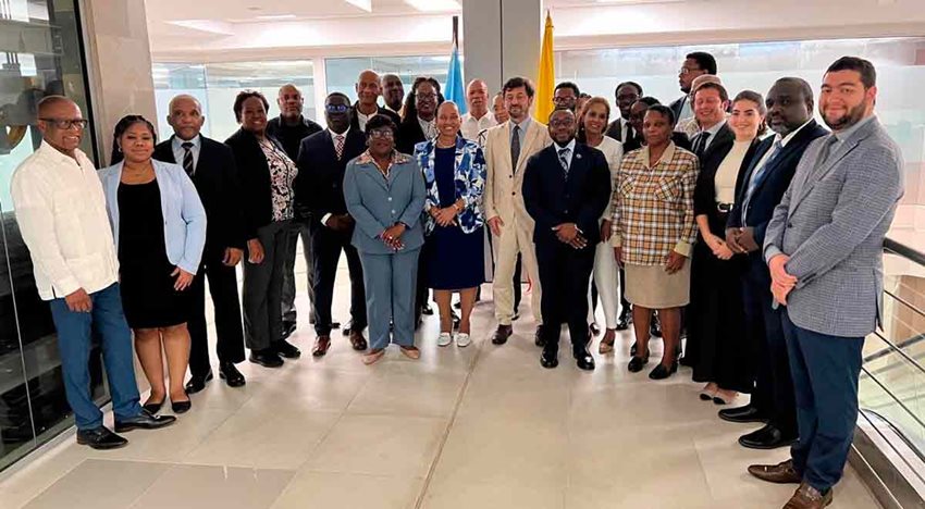 Mujeres y hombres posando para la foto.