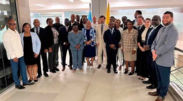 Mujeres y hombres posando para la foto. - Colombia avanza en negociaciones para profundización del Acuerdo de Alcance Parcial con las islas del Caribe (Caricom)