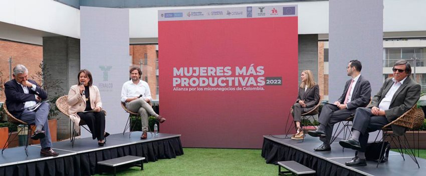 Ministra Lombana, junto a funcionarios del sector público y privado, presentando 'Mujeres Más Productivas'.