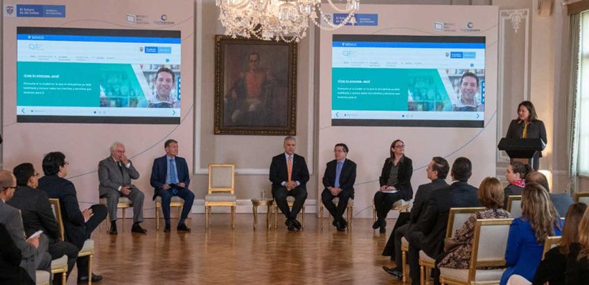 Ministra Lombana, junto al presidente Duque y funcionarios del Gobierno, presentando actualizaciones de VUE.