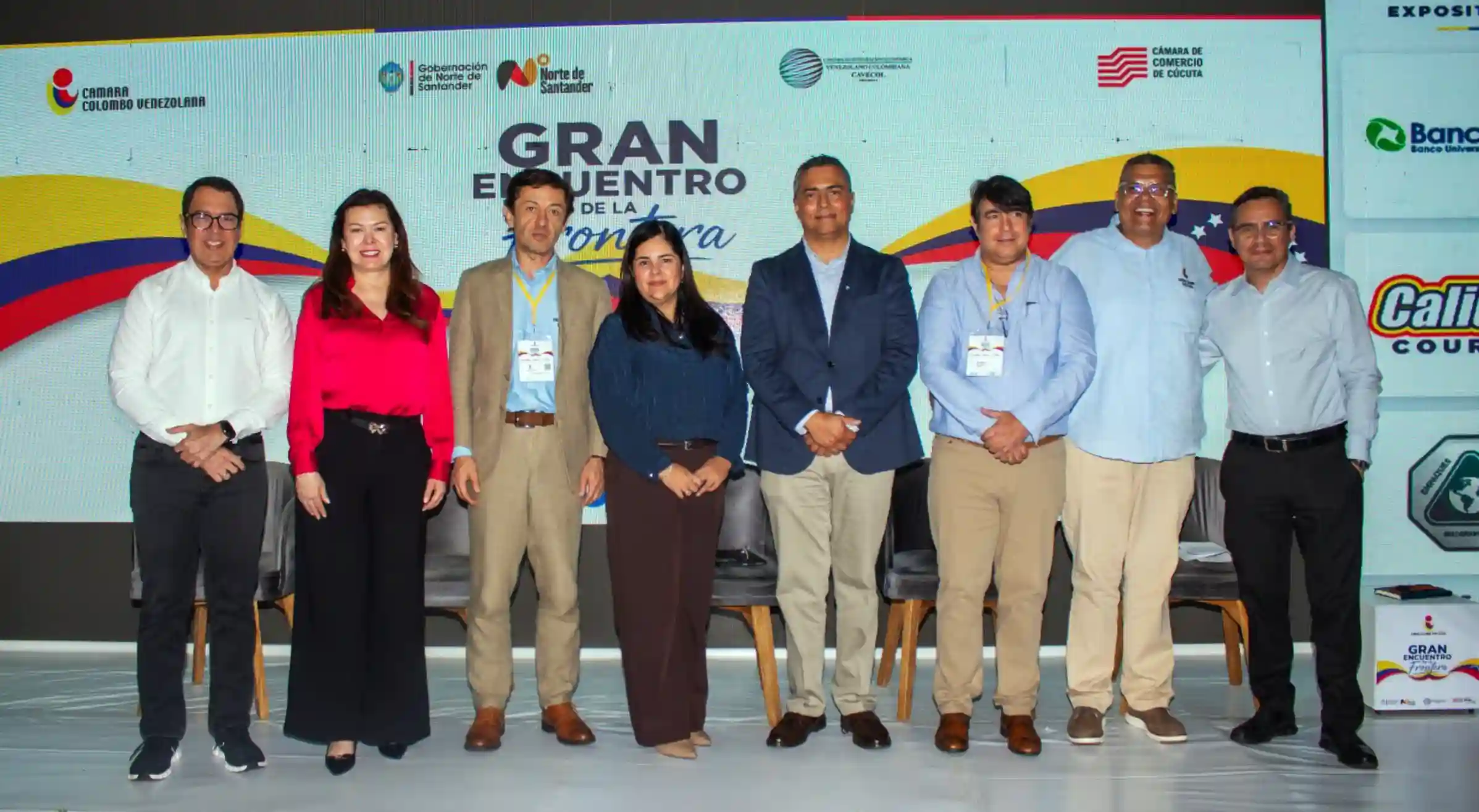 Mujeres y hombres posando para la foto, de pie. - Colombia y Venezuela buscan avanzar hacia una integración económica y productiva de la frontera